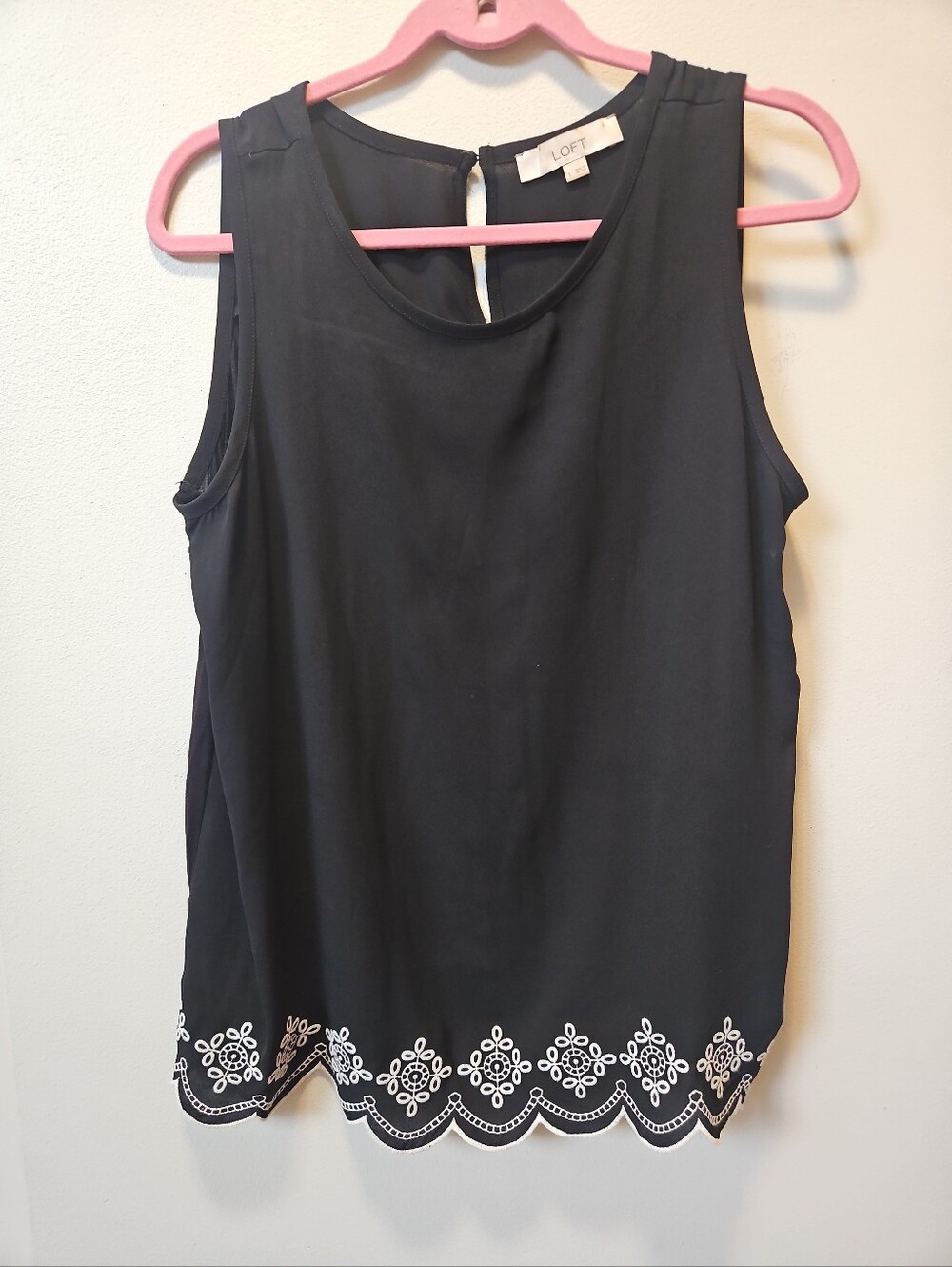 Ann Taylor LOFT Black Tank White Lace Crochet Hem Crew Neck Women’s Size Large